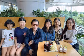 Trần Bảo Sơn hội ngộ mẹ vợ cũ ngày sinh nhật con gái