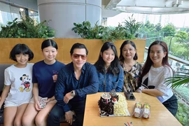 Trần Bảo Sơn hội ngộ mẹ vợ cũ ngày sinh nhật con gái