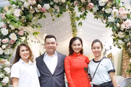 Không gian cưới ngập hoa của ca sĩ Hà Thúy Anh