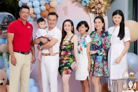 Con gái Bình Minh 10 tuổi cao ngang ngửa vợ diễn viên Chi Bảo