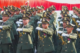 Người dân TP HCM chào đón quân đội Trung Quốc, Lào, Campuchia tham gia diễu binh