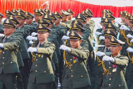 Người dân TP HCM chào đón quân đội Trung Quốc, Lào, Campuchia tham gia diễu binh