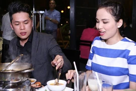 Hoa hậu Diễm Hương được chồng trẻ ân cần chăm sóc