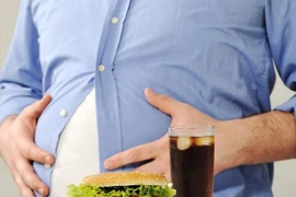 Cách làm dịu dạ dày, giảm khó chịu khi ăn quá no