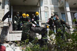 Bộ đội Việt Nam đưa thi thể nạn nhân Myanmar ra khỏi tòa nhà bị sập