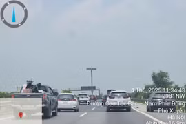 Ô tô nối đuôi vào làn khẩn cấp cao tốc Pháp Vân về Hà Nội