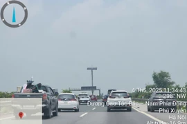 Ô tô nối đuôi vào làn khẩn cấp cao tốc Pháp Vân về Hà Nội