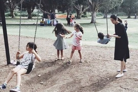 Tăng Thanh Hà đưa con trai đi chơi công viên