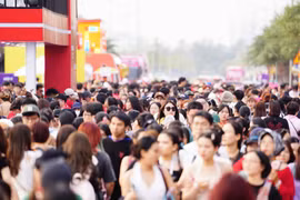 Dòng người đổ về điểm tổ chức concert Anh trai vượt ngàn chông gai