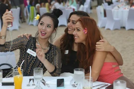 Lại Hương Thảo “lọt thỏm” giữa thí sinh Miss World