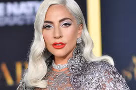 Không còn mặc thảm họa, Lady Gaga xuất hiện đẹp lộng lẫy