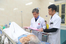 Phẫu thuật thay khớp háng cho 2 cụ bà bị gãy xương đùi