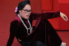 Vượng Râu giả gái xinh ngoạn mục nhưng kiểu ngồi quá bá đạo!