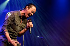 Phạm Anh Khoa là thành viên mới của ban nhạc Bức Tường