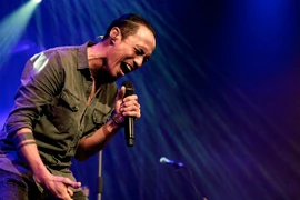 Phạm Anh Khoa là thành viên mới của ban nhạc Bức Tường