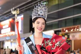 Thùy Dung rạng rỡ về nước sau đăng quang Hoa hậu châu Á 2022