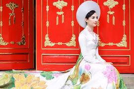 HH Ngọc Diễm nền nã với áo dài Sen