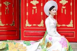 HH Ngọc Diễm nền nã với áo dài Sen