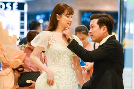 Trường Giang - Nhã Phương tay trong tay, chăm sóc nhau ở sự kiện