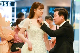 Trường Giang - Nhã Phương tay trong tay, chăm sóc nhau ở sự kiện