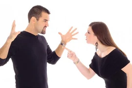 Hành hạ con trai tơi bời để níu chồng ngoại quốc