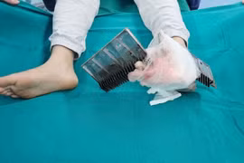 Bé trai 12 tuổi bị kẹp chân vào thang cuốn trong siêu thị