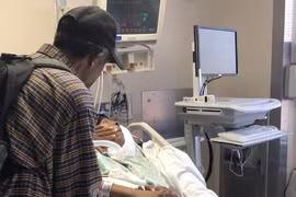 Chồng 98 tuổi mỗi ngày đi bộ gần 20 km tới bệnh viện thăm vợ