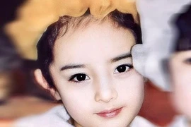 Lộ ảnh thời thơ ấu của Dương Mịch, xứng danh mỹ nhân “đẹp từ trong trứng“