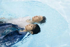 Vũ Cát Tường ngâm mình dưới nước diễn cảnh tình tứ