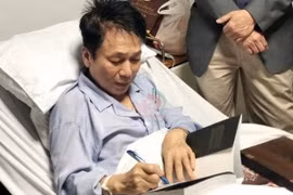 Nhạc sĩ Phú Quang nhập viện, phải thở bằng máy