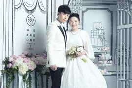 Cổ Cự Cơ khoe ảnh con đầu lòng, hoãn báo tin vui vì dịch Covid-19