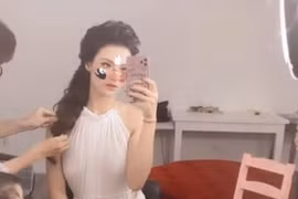 Hồng Quế diện váy mỏng tang lộ điểm nhạy cảm gây nhức mắt