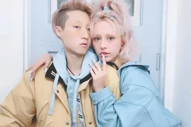 Con gái 19 tuổi của Thành Long kết hôn với bạn gái 31 tuổi