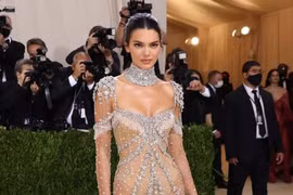 Kendall Jenner cầm đầu phe “mặc như không” trên thảm đỏ Met Gala 