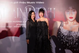 Dàn sao đổ bộ mừng Văn Mai Hương ra mắt MV “Đại minh tinh“