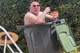 Quá nóng, người đàn ông ngâm mình trong thùng rác và cái kết