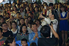 Khán giả ngồi tràn lòng đường sách nghe Hồng Nhung hát nhạc Trịnh