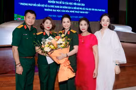 Tân Nhàn, Tự Long đến cổ vũ cô trò Lương Nguyệt Anh