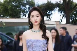 Lý do Lưu Diệc Phi thích mặc đầm trễ vai dù lộ khuyết điểm