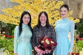 Ý Nhi mặc áo dài đón Chủ tịch Miss World đến Việt Nam