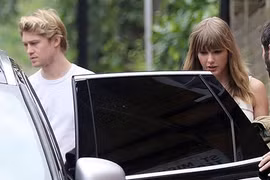 Taylor Swift lộ ảnh hẹn hò bên tình trẻ điển trai