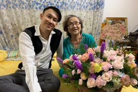 Cắm hoa "siêu to khổng lồ" tặng mẹ, Dương Triệu Vũ nhận cái kết bất ngờ