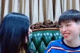 Hậu "dao kéo", Đức Phúc vẫn không sửa được nụ cười hở lợi khi quên che mồm