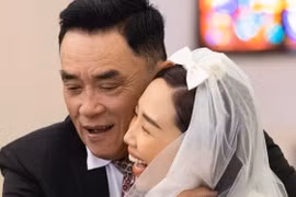 Cha Tóc Tiên đăng ảnh bên con gái trong lễ cưới, tâm sự xúc động