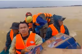 Hồ Việt Trung lên tiếng khi bị chỉ trích ném đồ ăn cho dân 