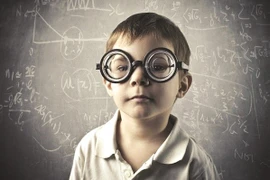 Nhiều trẻ cận thị sau nghỉ hè vì lạm dụng thiết bị điện tử