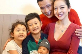 Jennifer Phạm lần đầu khoe con trai mới sinh