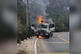 Lâm Đồng: Xe tải chở bia cháy trơ khung trên đèo Mimosa