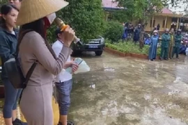 Thủy Tiên dừng phát tiền ở Hải Lăng vì dân nhận cứu trợ đeo vàng