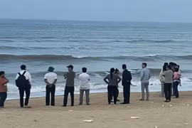 Đi tắm biển cùng nhóm bạn, một học sinh ở Huế mất tích